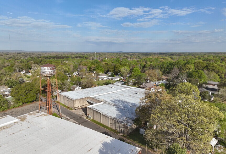 More Photos Of 100 W Parkwood St, Stanley Warehouse For Lease