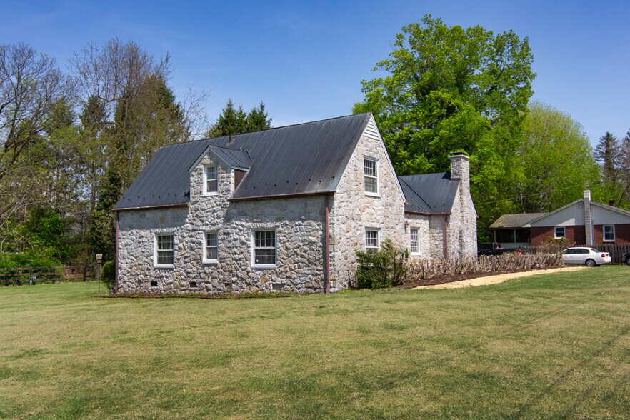 More Photos Of 8789 Seneca Trail South, Ronceverte Office For Sale