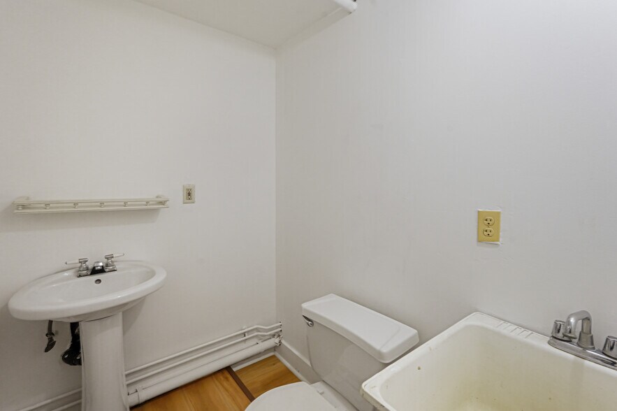 More Photos Of 32 Worcester Rd, Charlton Storefront Retail Residential For Lease