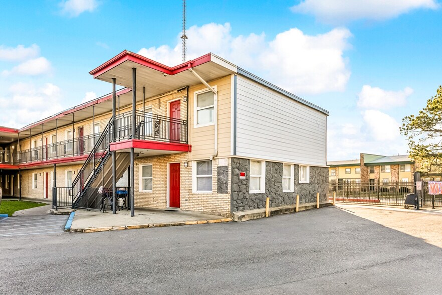 More Photos Of 3300 Garden Oaks Dr, New Orleans Apartments For Sale