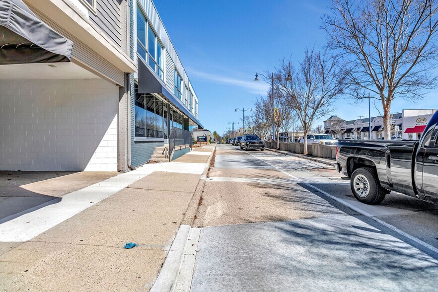 More Photos Of 2533-2537 Far Hills Ave, Oakwood Storefront Retail Office For Lease