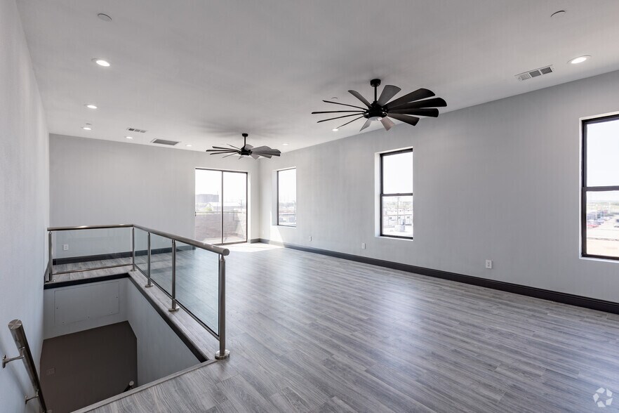 More Photos Of 1303 Dragon St, Dallas Storefront Retail Residential For Sale