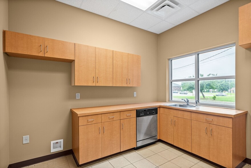 More Photos Of 2231 Stokes Rd, Clarksville Storefront Retail Office For Lease