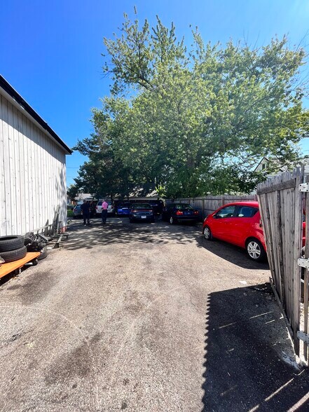 More Photos Of 613 E 200th St, Cleveland Auto Repair For Sale