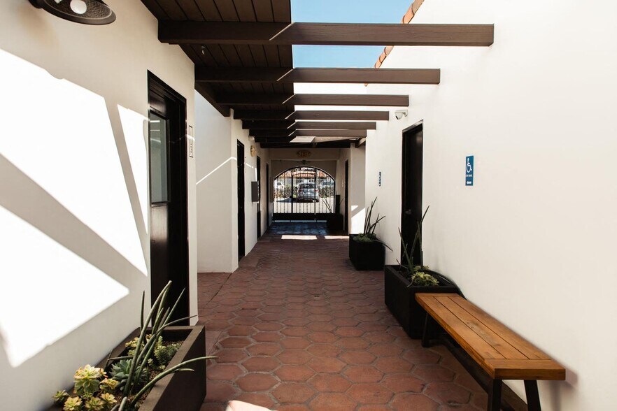 More Photos Of 300 E Santa Clara St, Ventura Medical For Lease