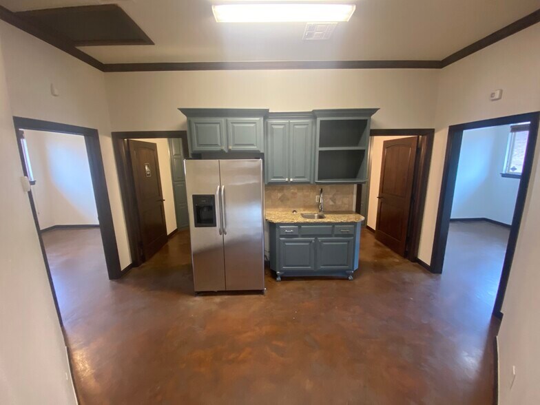 More Photos Of 604 W 18th St, Edmond Office For Lease