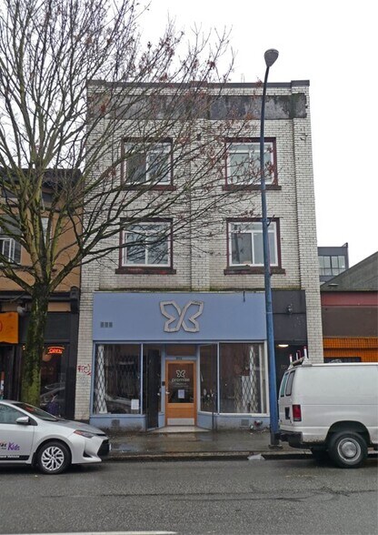 More Photos Of 556 Powell St, Vancouver General Retail For Sale