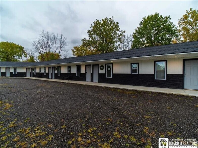 More Photos Of 363 Lake Shore Dr W, Dunkirk Hotel For Sale