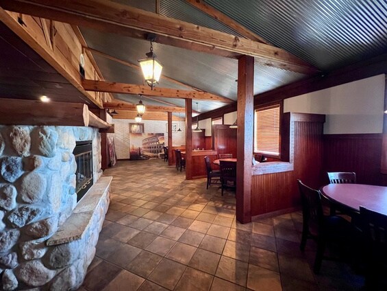 More Photos Of 2601 E 13th St, Ames Hotel For Lease