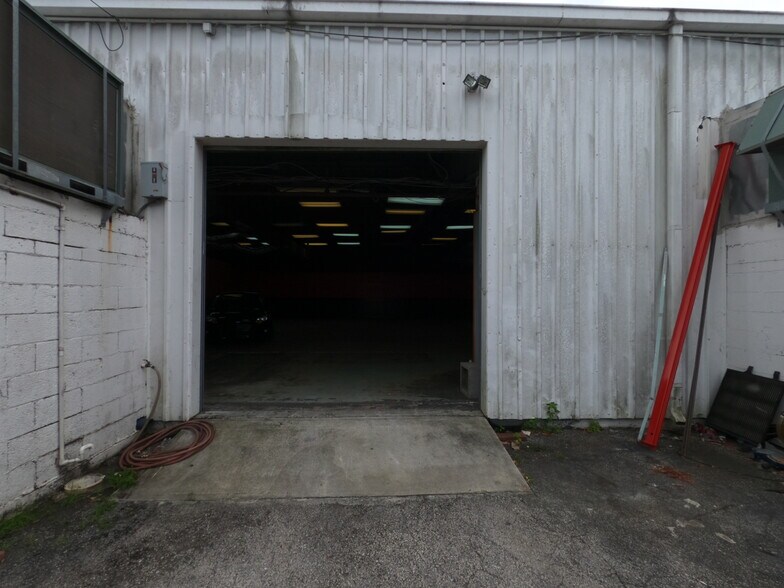 More Photos Of 7685 Pines Blvd, Pembroke Pines Showroom For Lease