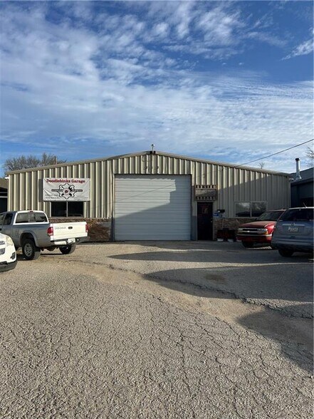 Primary Photo Of 313 W Wilson St, Ottawa General Retail For Sale