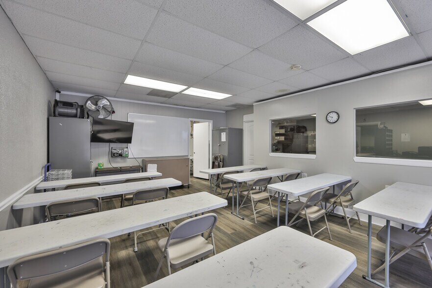 More Photos Of 307 S Parsons Ave, Brandon Storefront For Lease