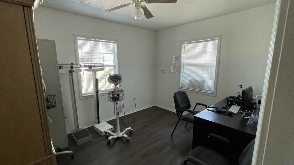 More Photos Of 1803 Salem Rd, Lakeland Medical For Sale