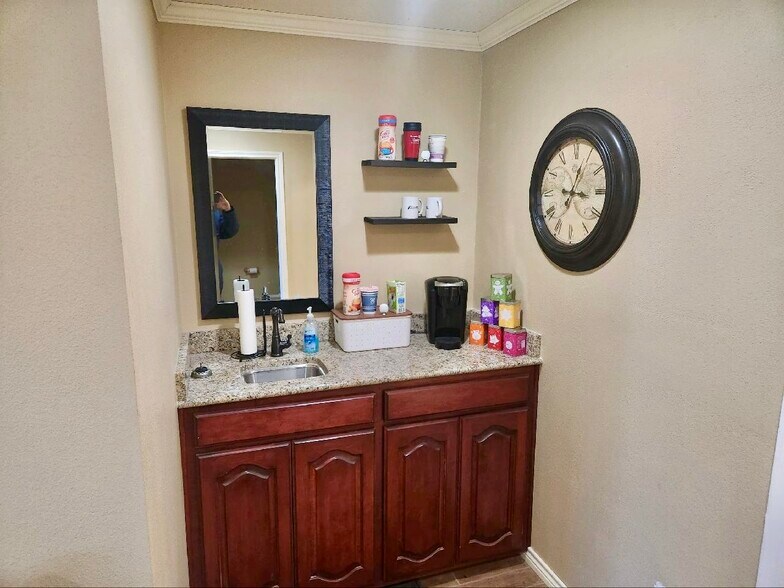 More Photos Of 5424 W Oak St, Palestine Showroom For Lease