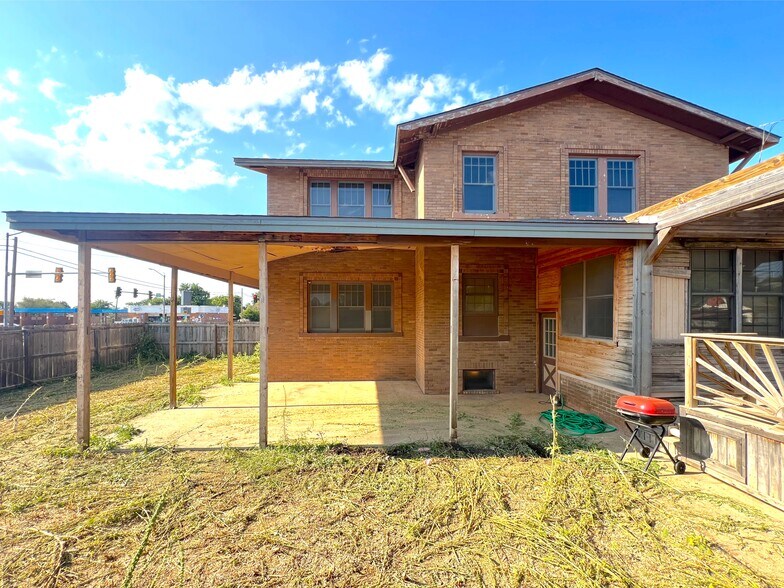 More Photos Of 621 E Broadway St, Altus Office Residential For Sale