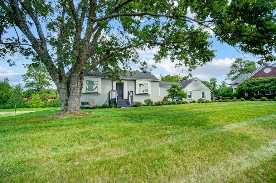 More Photos Of 235 W Franklin St, Centerville Storefront Retail Office For Lease