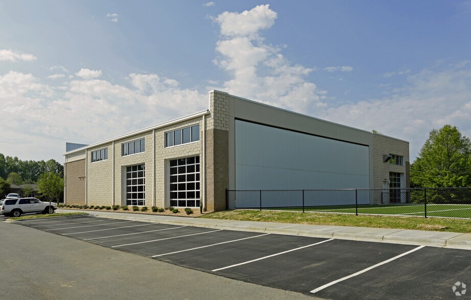 More Photos Of 1205 Mann Dr, Matthews Medical For Lease