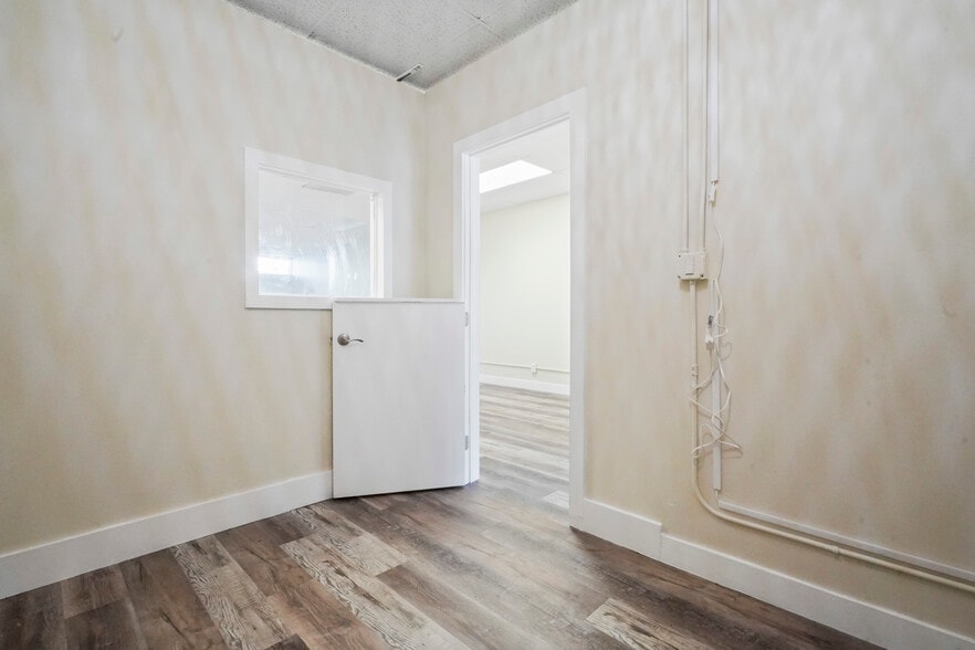 More Photos Of 14406-14410 Ventura Blvd, Sherman Oaks Storefront Retail Office For Lease