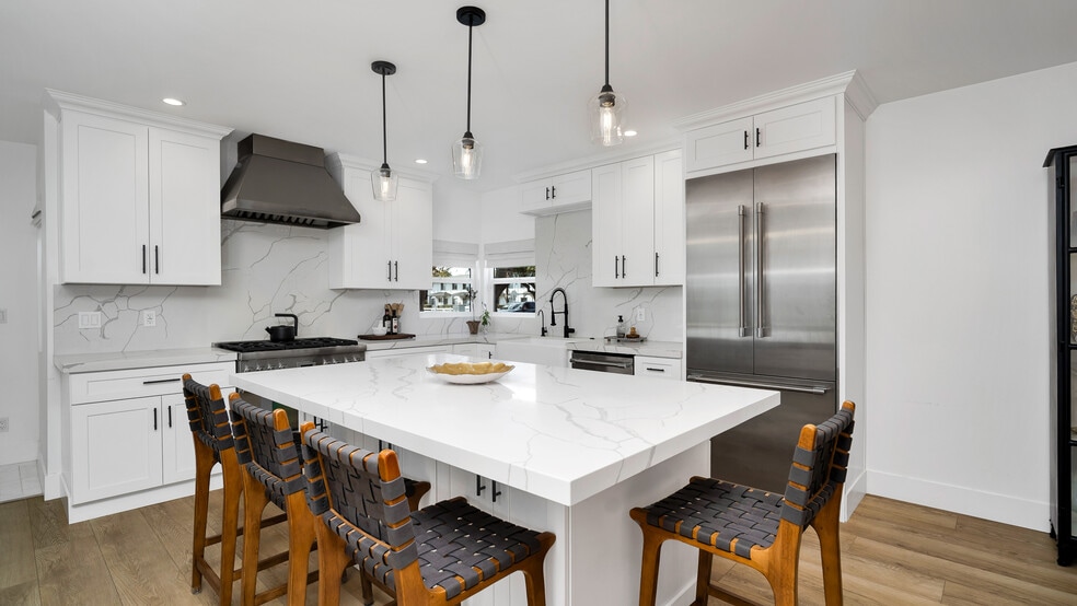 More Photos Of 308 E 18th St, Costa Mesa Shelter For Sale