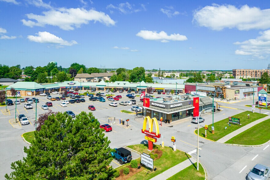 More Photos Of 1250 Stittsville Main St, Stittsville Freestanding For Lease