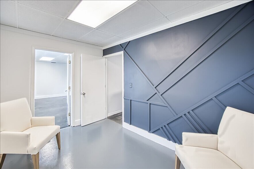 More Photos Of 2231-2235 Bruner Ln, Fort Myers Distribution For Sale