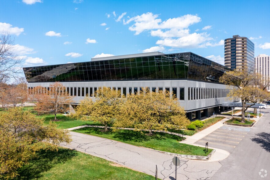 More Photos Of 25900 Northwestern Hwy, Southfield Office For Lease