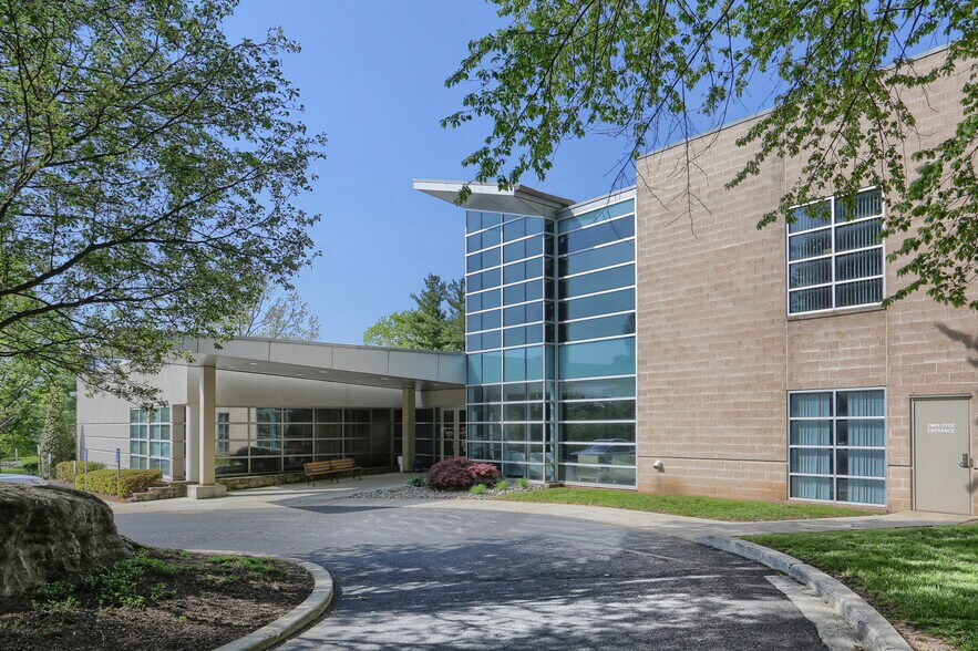 More Photos Of 880 Century Dr, Mechanicsburg Medical For Lease