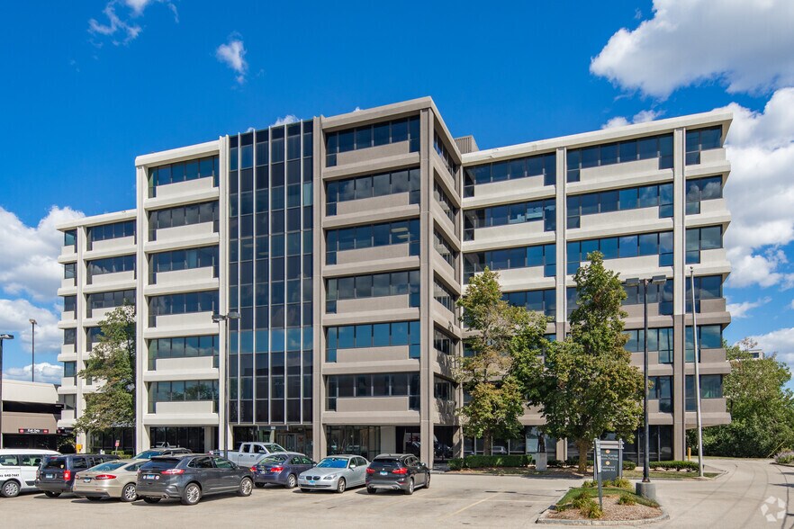 More Photos Of 10600 W Higgins Rd, Rosemont Office For Lease