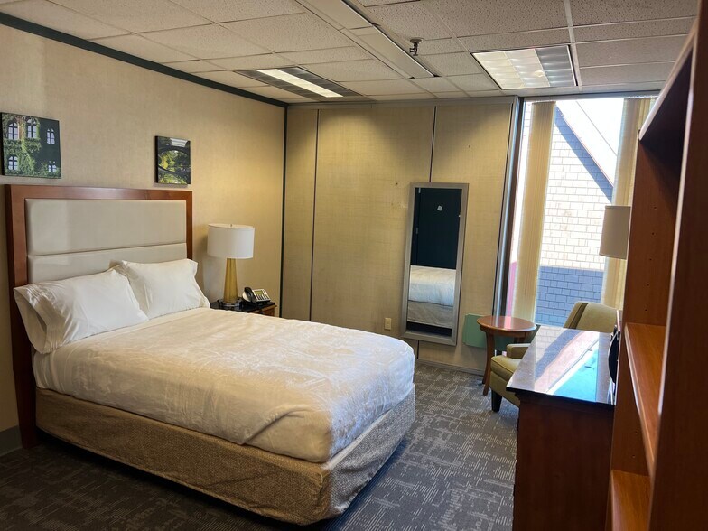More Photos Of 136 Center St, Old Town Office For Sale