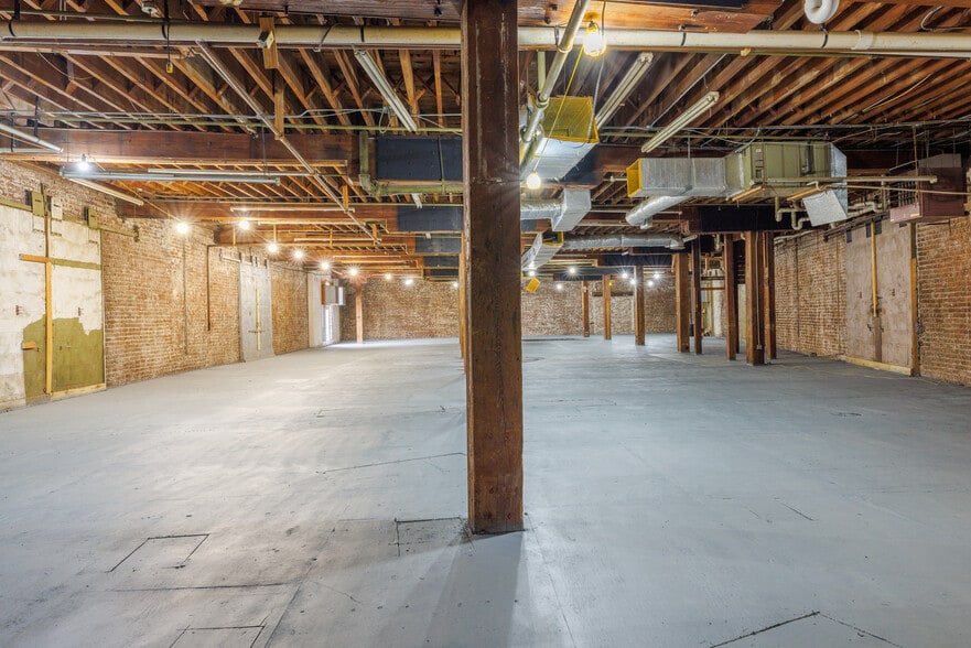 More Photos Of 313 W River St, Savannah Freestanding For Lease