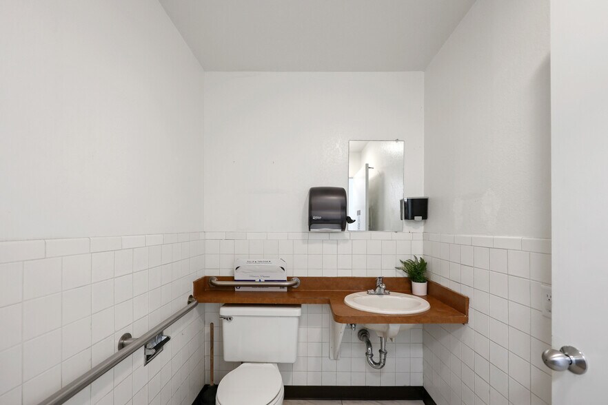 More Photos Of 970 Petit Ave, Ventura Medical For Sale