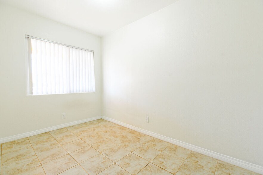 More Photos Of 405-411 1/2 E Esther St, Long Beach Apartments For Sale