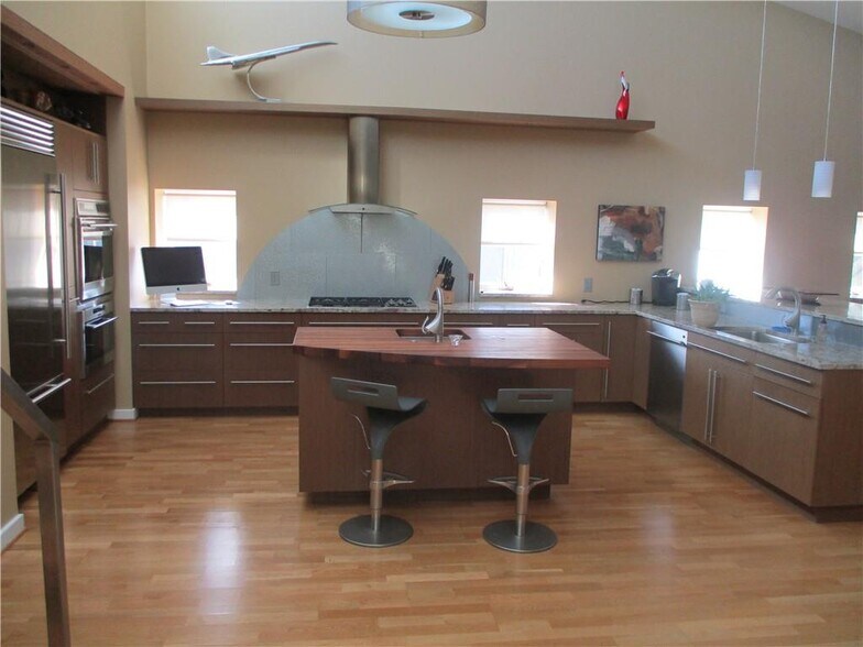 More Photos Of 19 Jay St, Rochester Freestanding For Sale