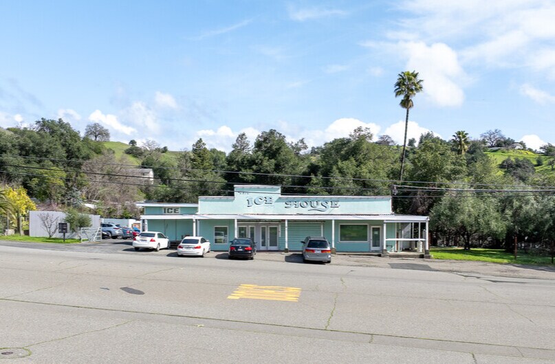 More Photos Of 840 N Cloverdale Blvd, Cloverdale Convenience Store For Sale