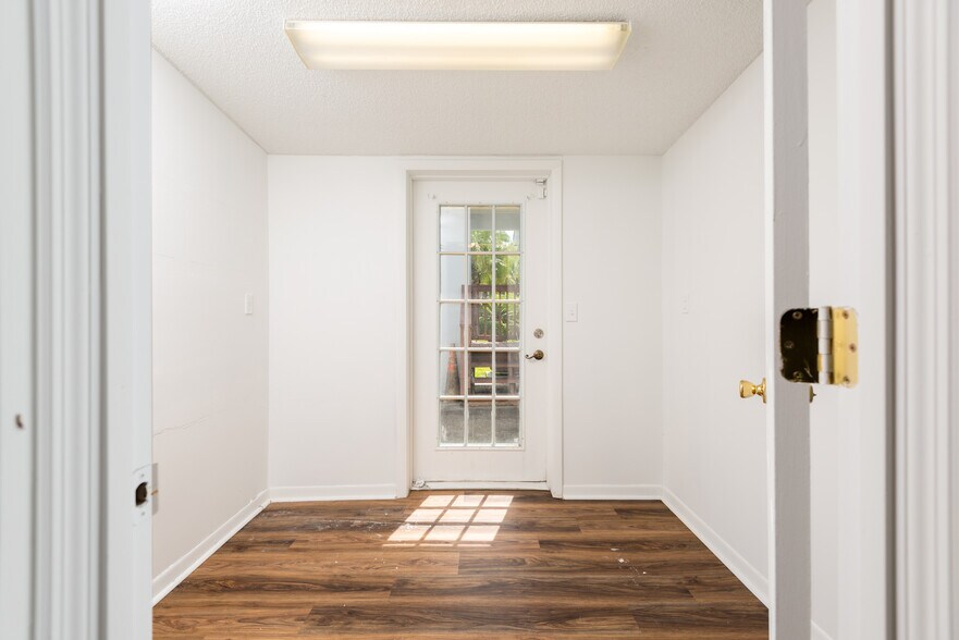 More Photos Of 800 E Melbourne Ave, Melbourne Storefront Retail Office For Lease