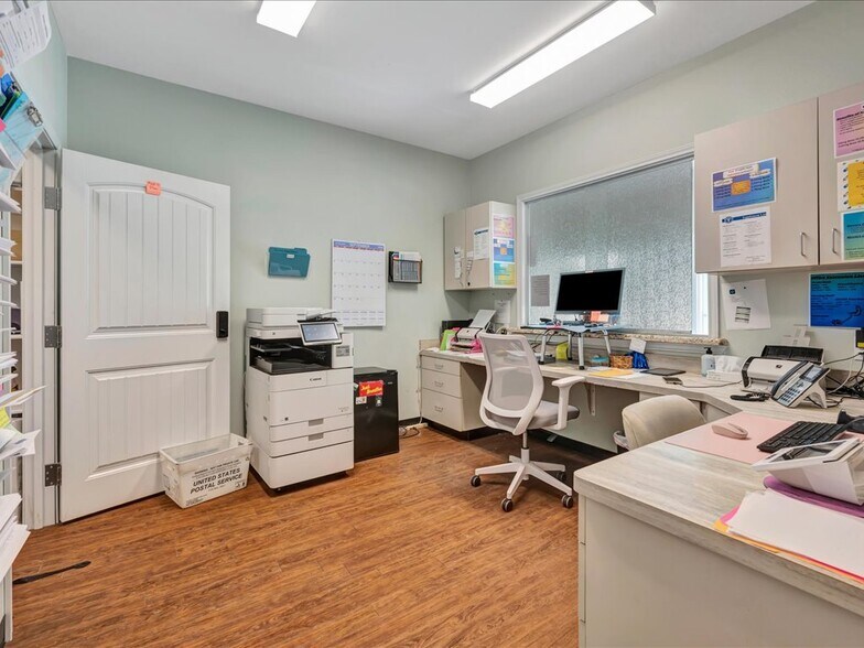 More Photos Of 203 Christie Dr, Lufkin Healthcare For Sale