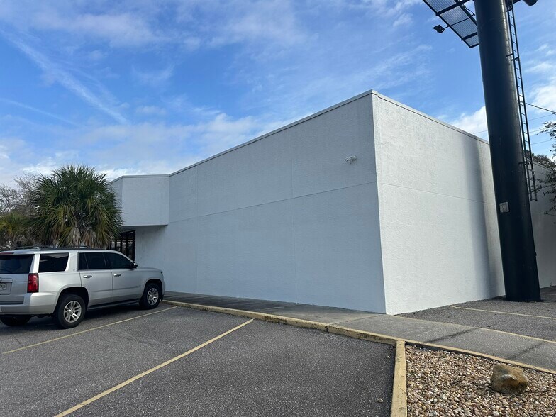 More Photos Of 4801 66th St N, Kenneth City Flex For Lease