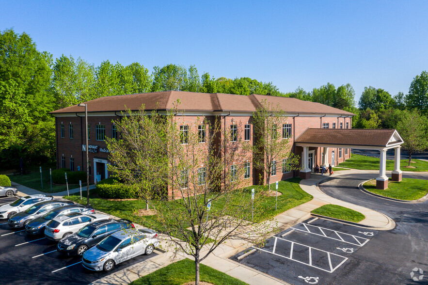 Primary Photo Of 17220 Northcross Dr, Huntersville Medical For Lease