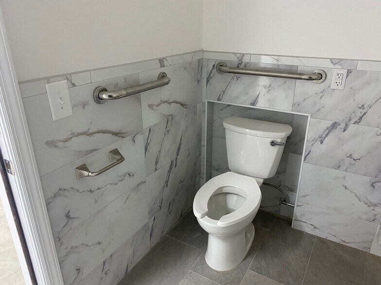 More Photos Of 5840 Amboy Rd, Staten Island General Retail For Lease