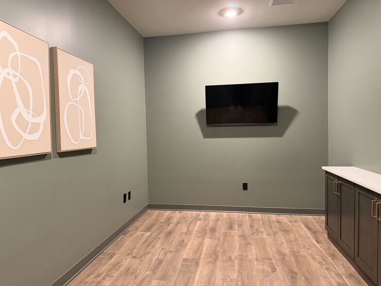 More Photos Of 4-20 W Main St, Danville Storefront Retail Office For Lease