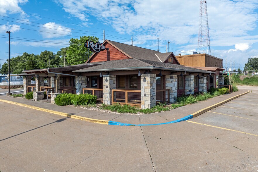 More Photos Of 3704 Faraon St, Saint Joseph Restaurant For Lease