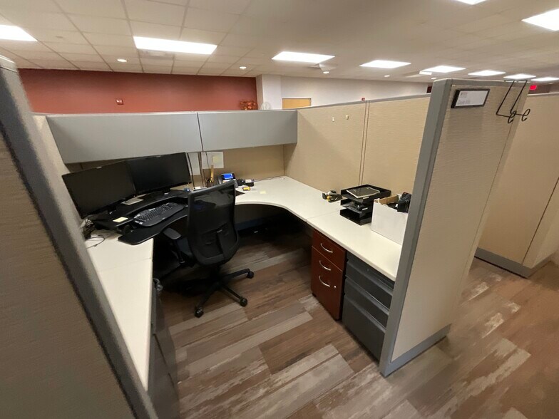 More Photos Of 2505 S Finley Rd, Lombard Office For Lease