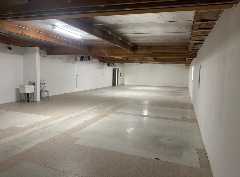 More Photos Of 21333 Deering Ct, Canoga Park Distribution For Sale