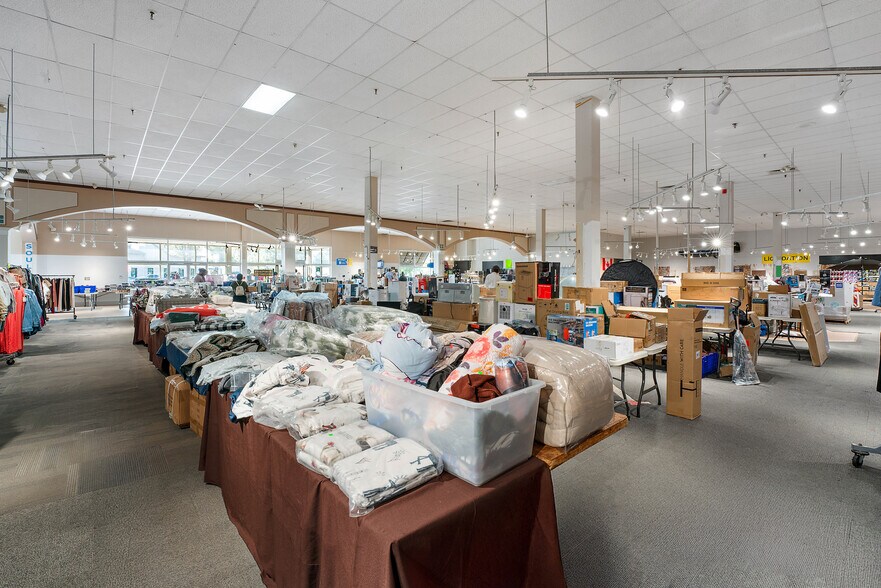 More Photos Of 1-19 Papineau, Joliette General Retail For Lease