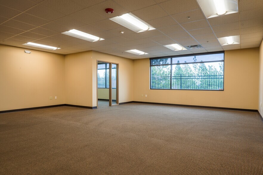 More Photos Of 4212 W Sunset Blvd, Spokane Flex For Sale