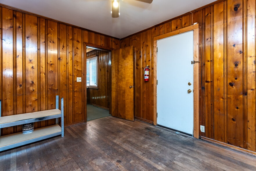 More Photos Of 2726 E Broadway, Alton Flex For Sale