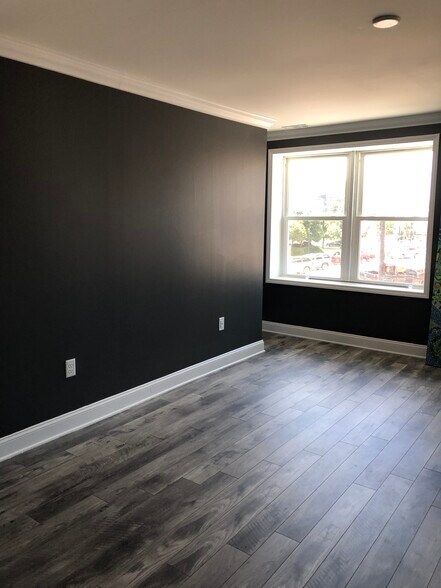 More Photos Of 103 N College Ave, Newton General Retail For Lease