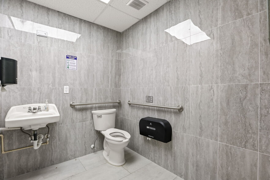 More Photos Of 901 N Grove St, Eustis Medical For Sale