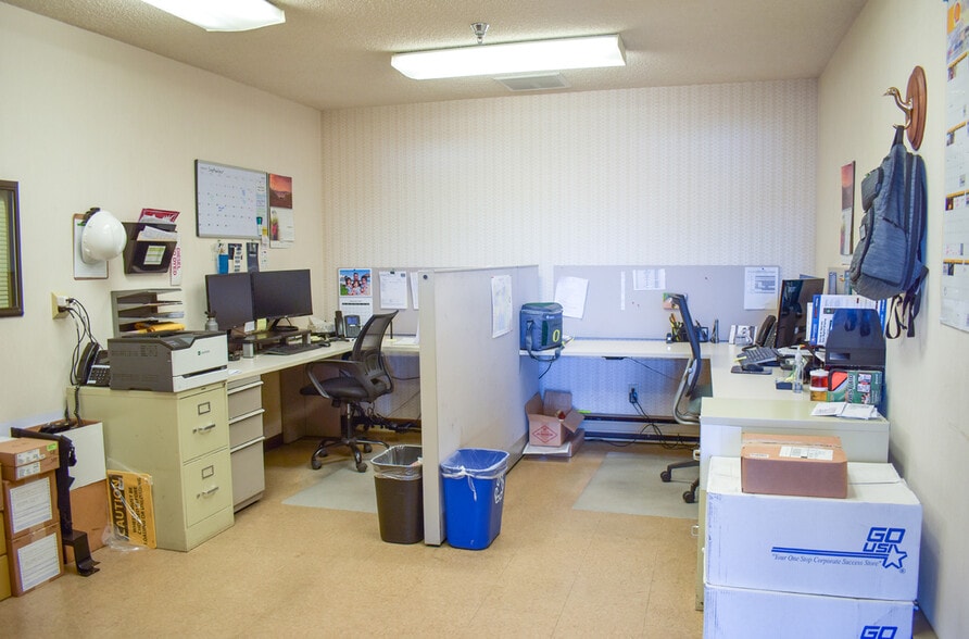 More Photos Of 2727 NW St Helens Rd, Portland Manufacturing For Lease