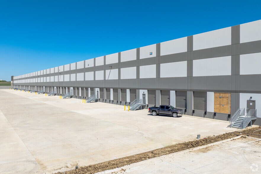 More Photos Of 3333 W University Dr, Denton Distribution For Lease